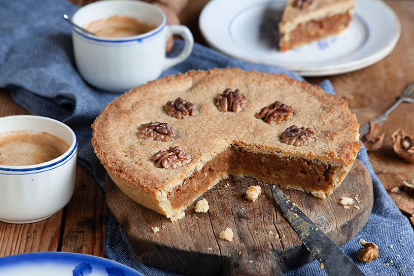 Walnoot-karameltaartje op plank